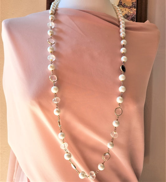 Collana LE PERLE .044 lunga infilata di perle e cristalli incastonati.