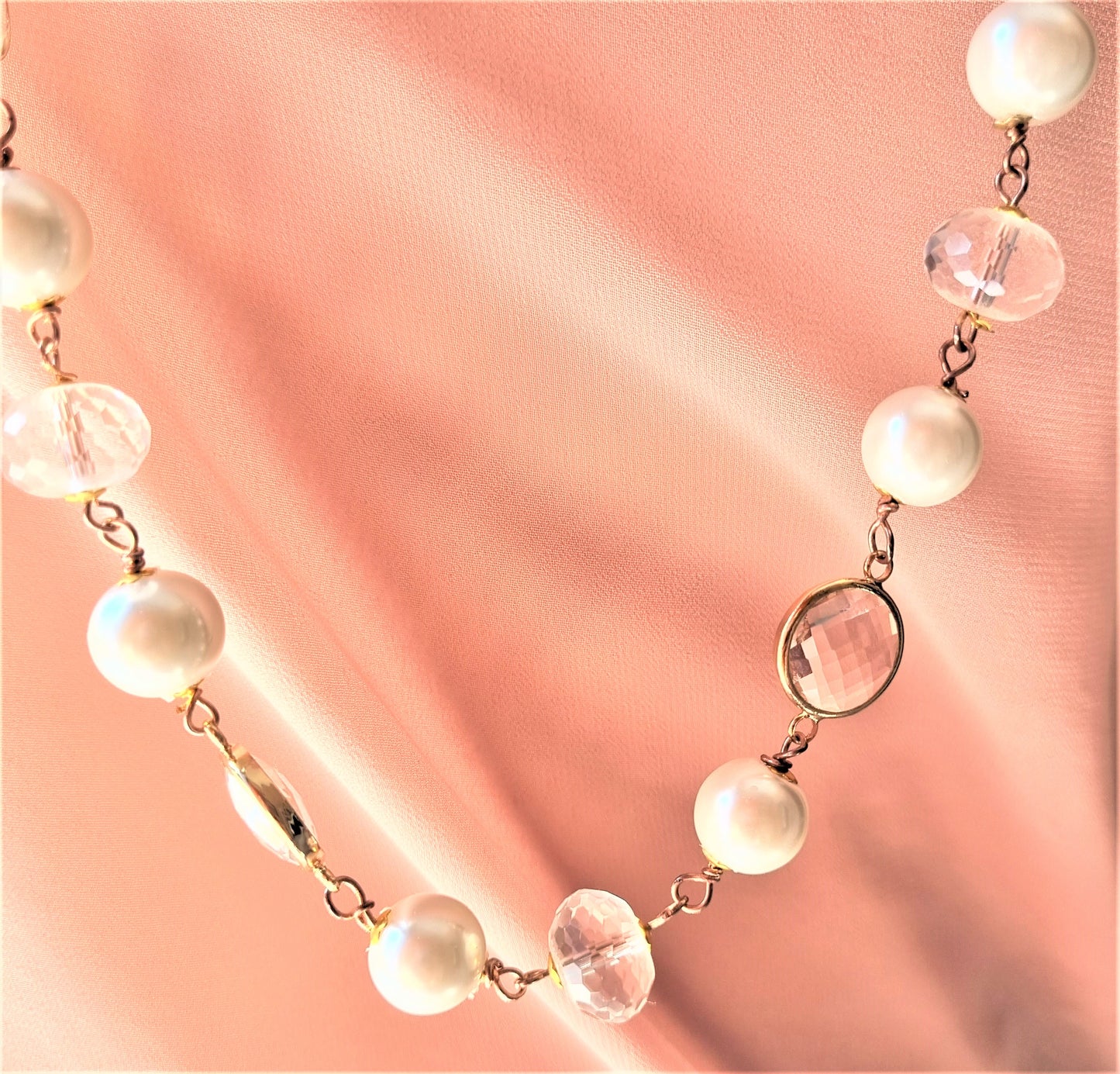 Collana LE PERLE .044 lunga infilata di perle e cristalli incastonati.