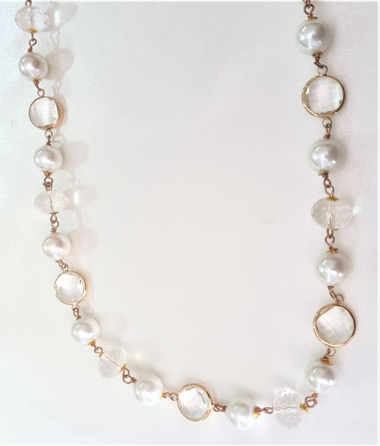 Collana LE PERLE .044 lunga infilata di perle e cristalli incastonati.