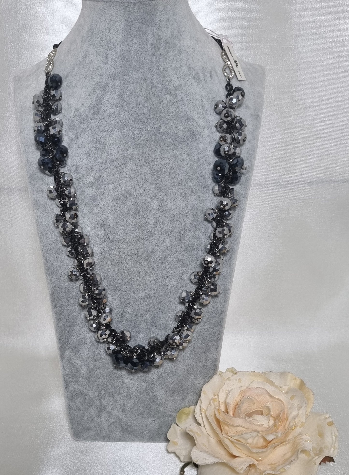 Collana I CRISTALLI .034 maglia metallo marrone con ciondolini multipli grigi e nero lucido.