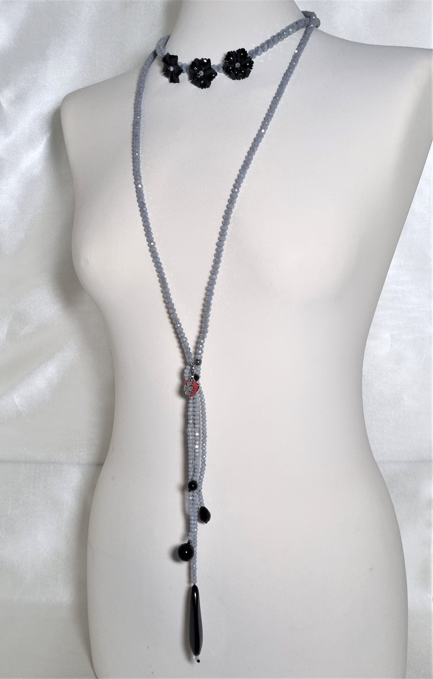Collana I CRISTALLI .078 cristalli grigio lucidi con fiori neri, ciondolo con fuso e perle.