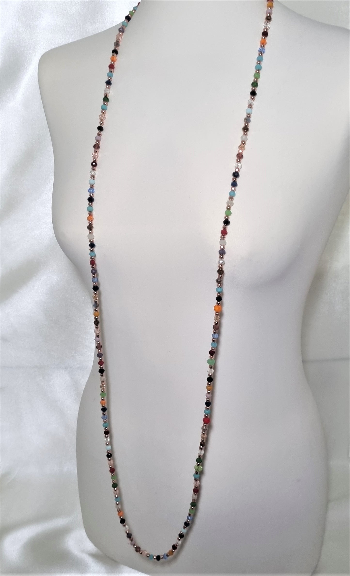 Collana I CRISTALLI .043a  un lungo filo di cristalli medi colorati e perline oro.