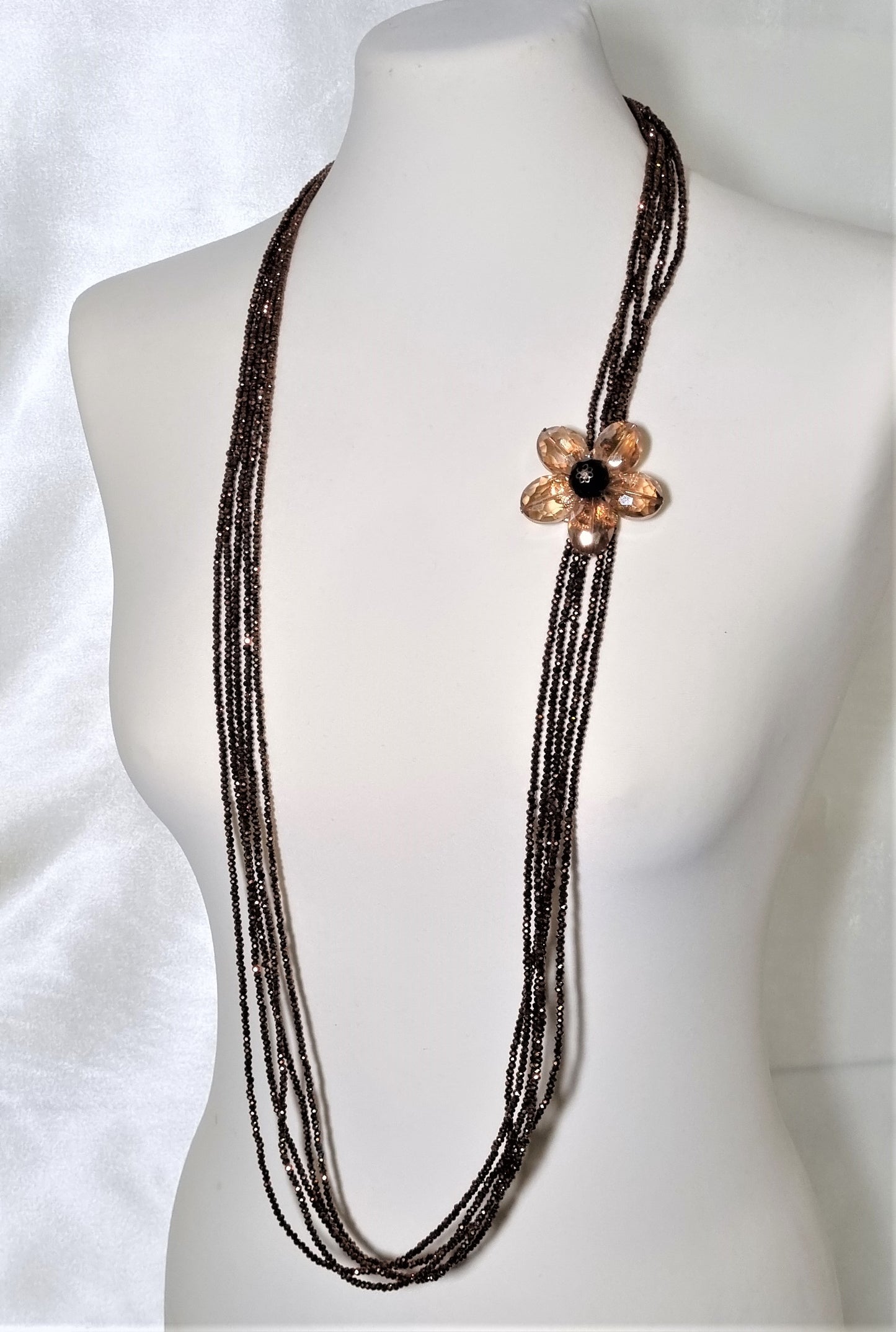Collana I CRISTALLI .001  5 fili cristallini bronzo, fiore di cristallo laterale champagne.