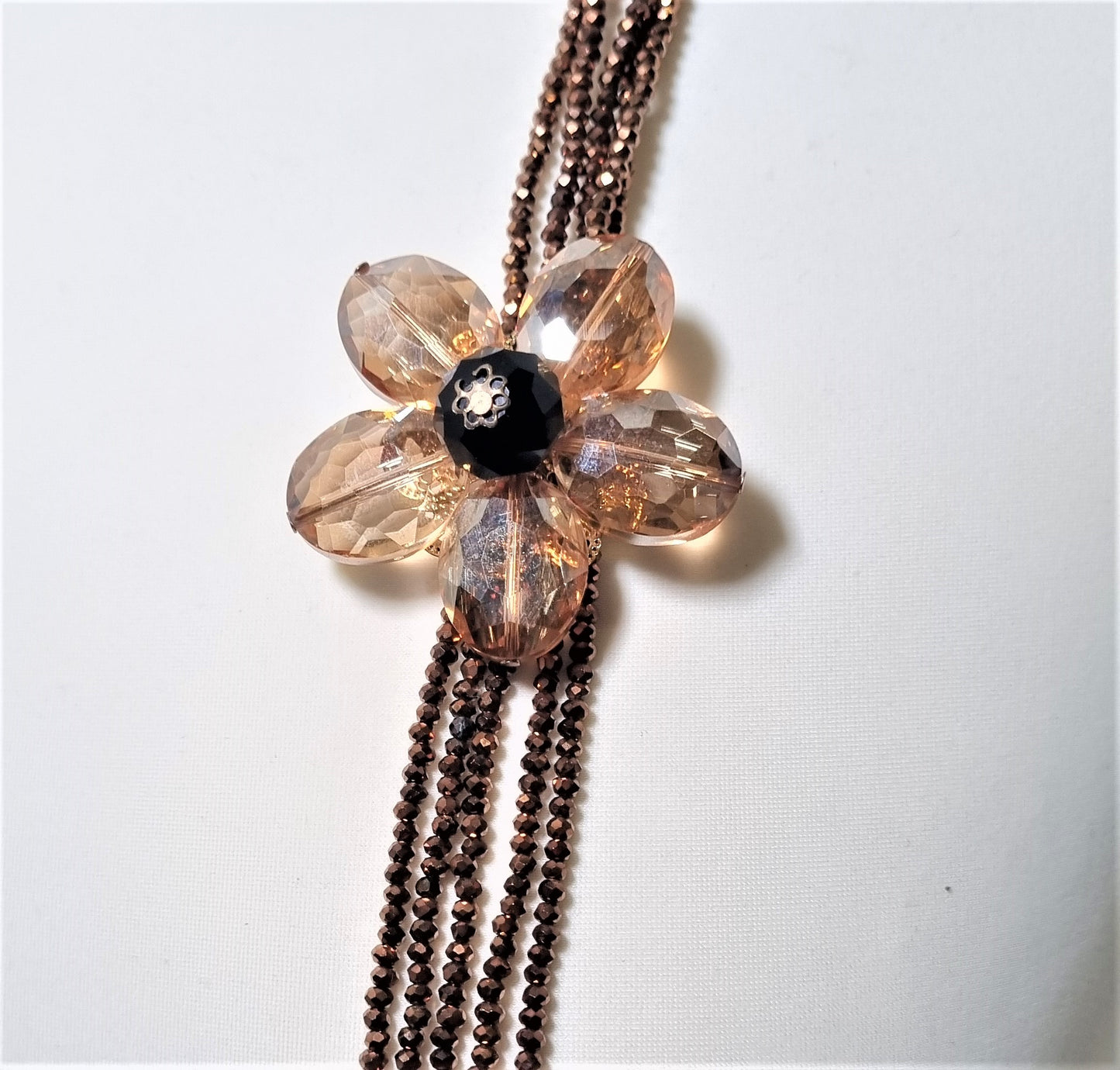 Collana I CRISTALLI .001  5 fili cristallini bronzo, fiore di cristallo laterale champagne.