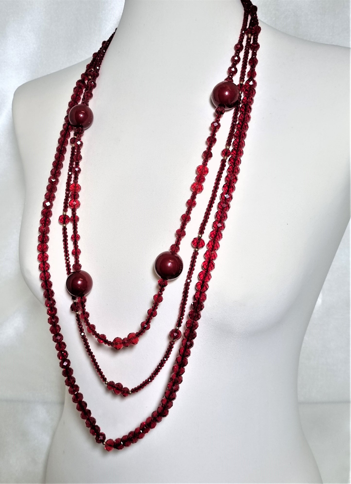 Collana I ROSSI .027 combinazione di cristalli rosso bordo'con grandi perle sintetiche.