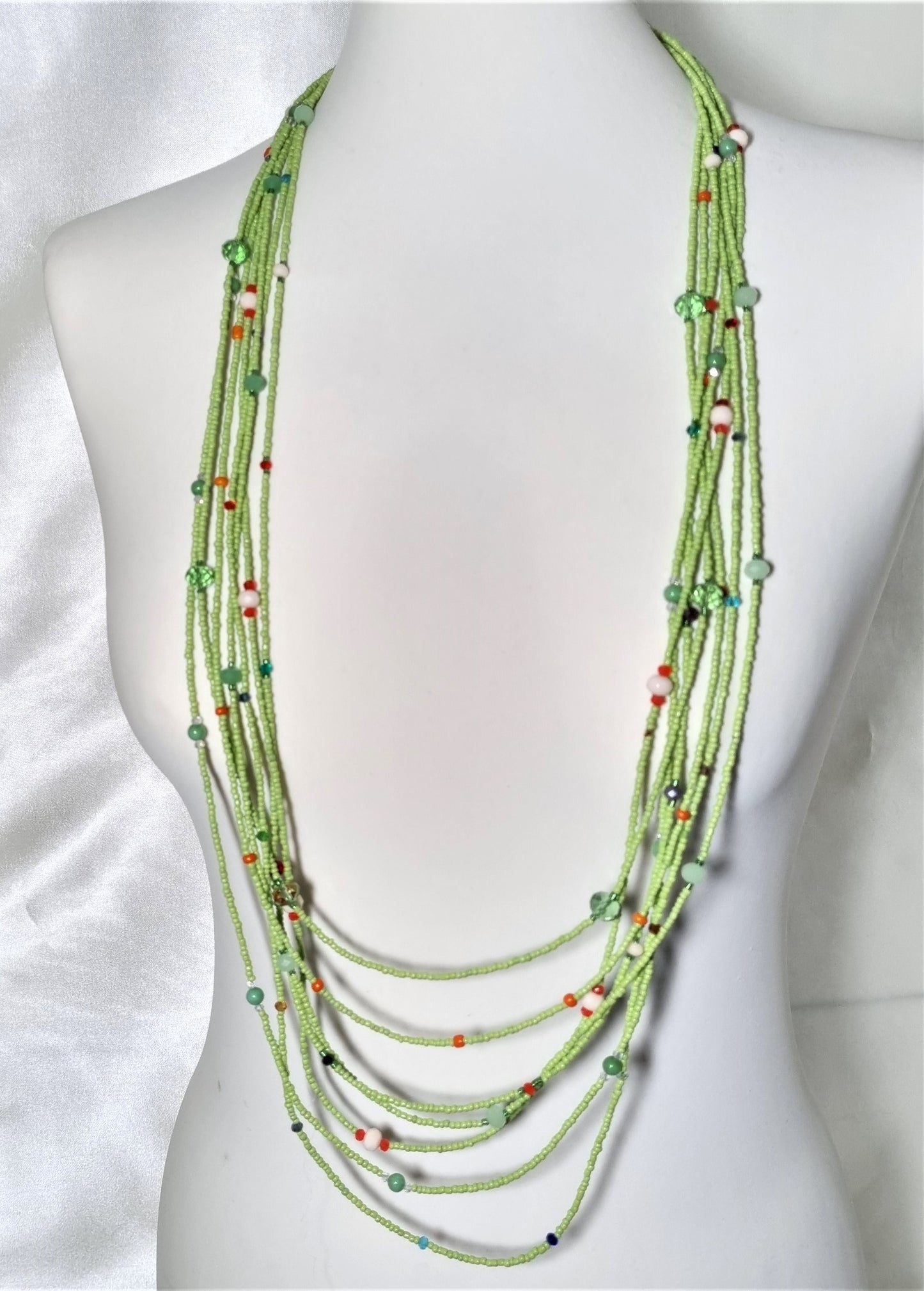 Collana SOPHIA i colori .028 piccolissime perline verde prato e perline colorate come fiori.