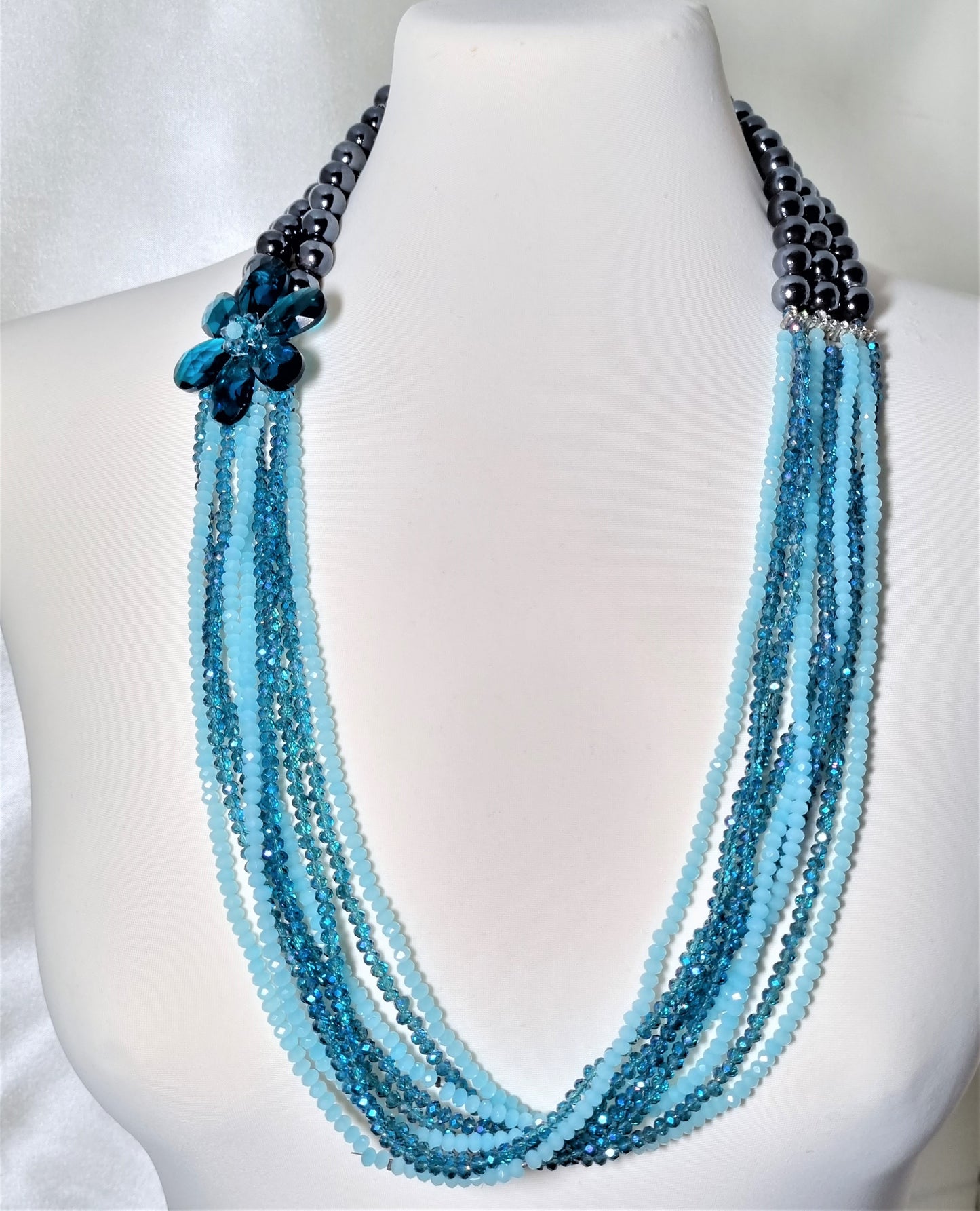 Collana SOPHIA i colori .027 perle ceramica, molti fili di cristalli azzurri e celeste.