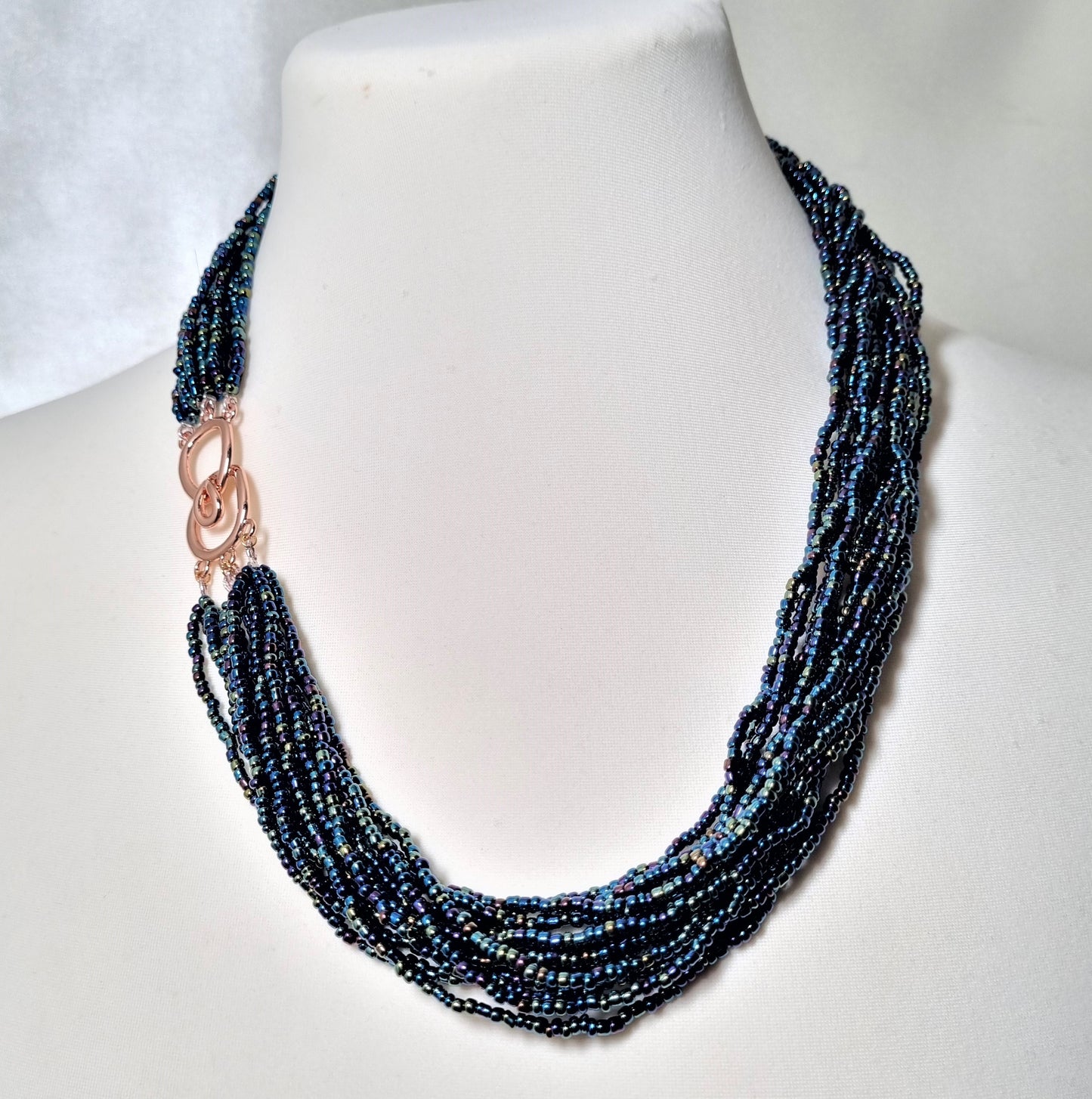 Collana SOPHIA i colori .029 molti fili di perline blu cangiante bellissima chiusura a incastro.