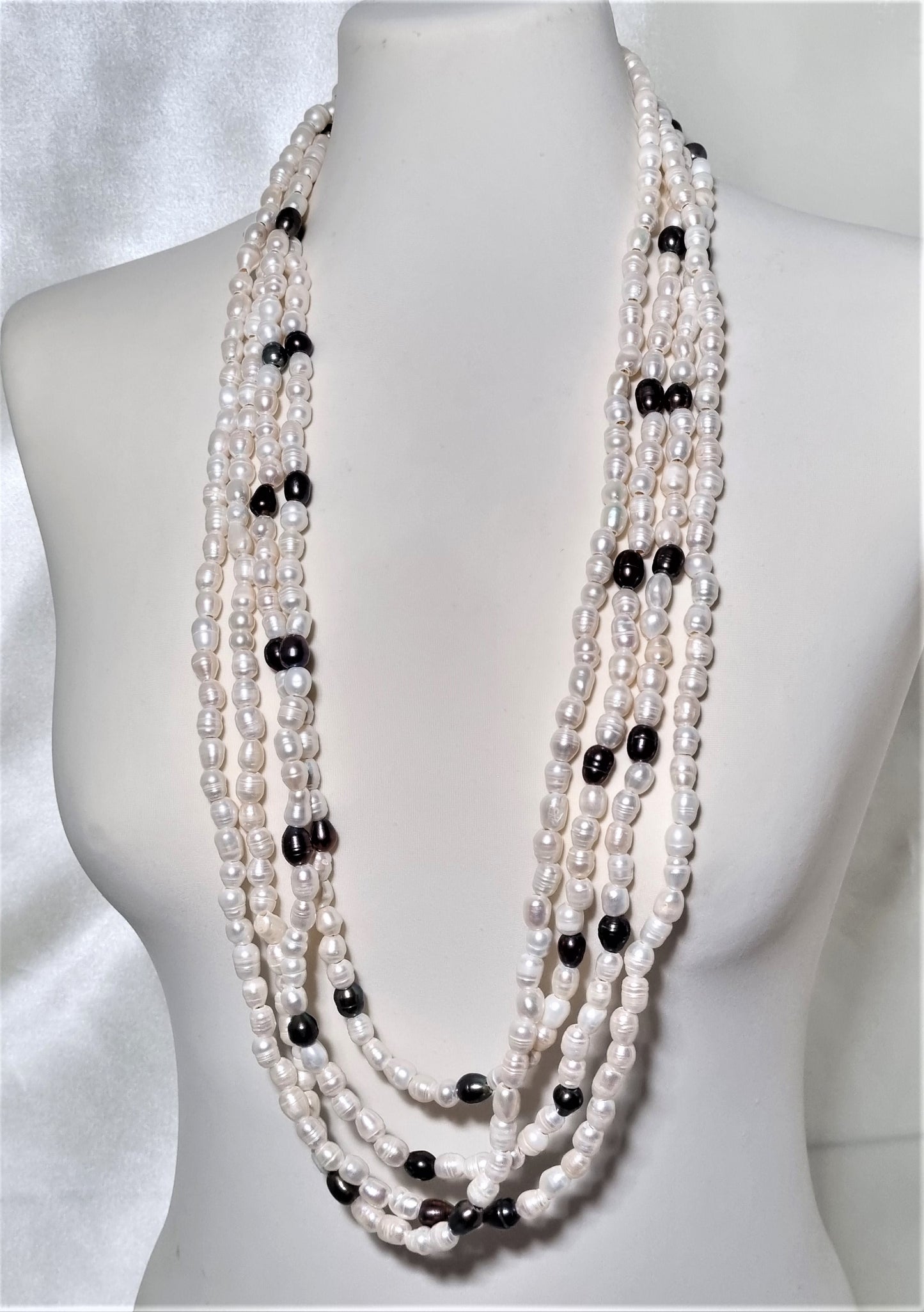 Collana LE PERLE .068 lunga, perle acqua dolce panna e grigio scuro.