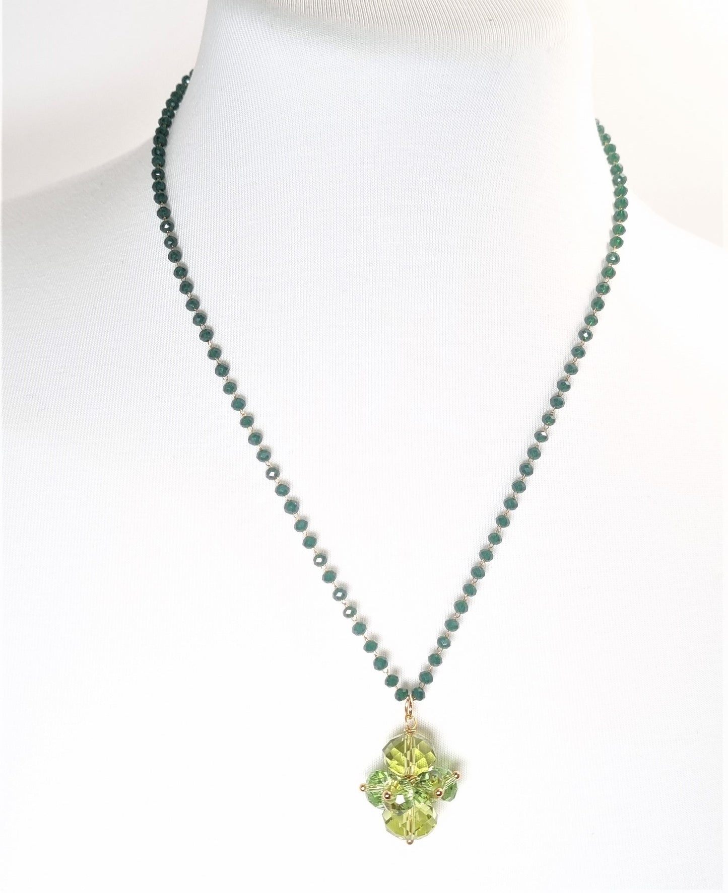 Collana I CRISTALLI .100  piccolissimi cristalli verde scuro, ciondolo cristallo verde acqua.