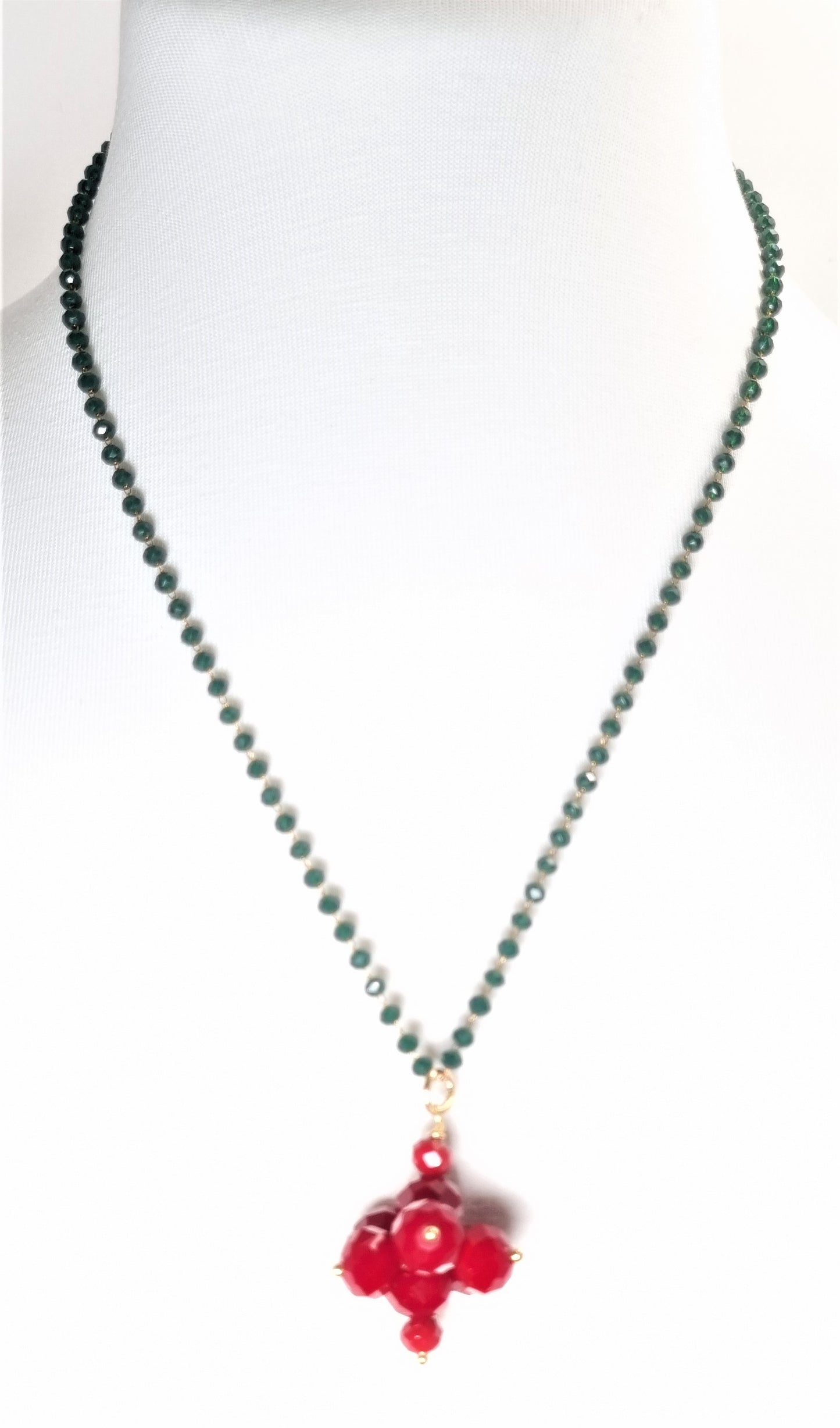Collana I CRISTALLI .100a  piccolissimi cristalli verde scuro, ciodolo cristallo rosso bordò.