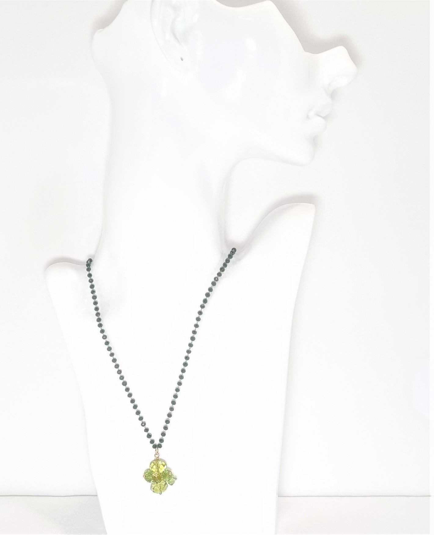 Collana I CRISTALLI .100  piccolissimi cristalli verde scuro, ciondolo cristallo verde acqua.