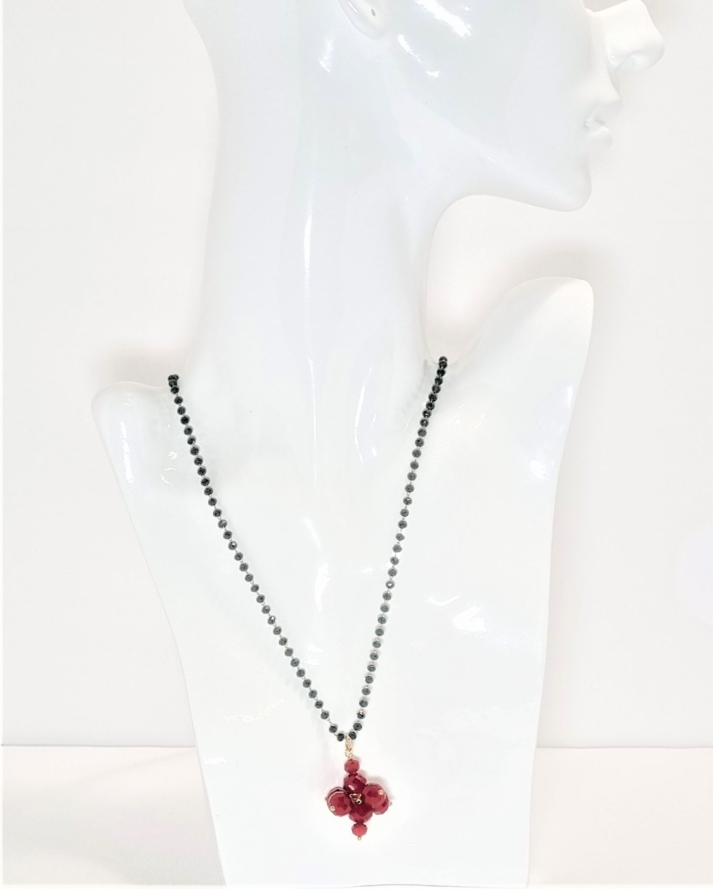 Collana I CRISTALLI .100a  piccolissimi cristalli verde scuro, ciodolo cristallo rosso bordò.