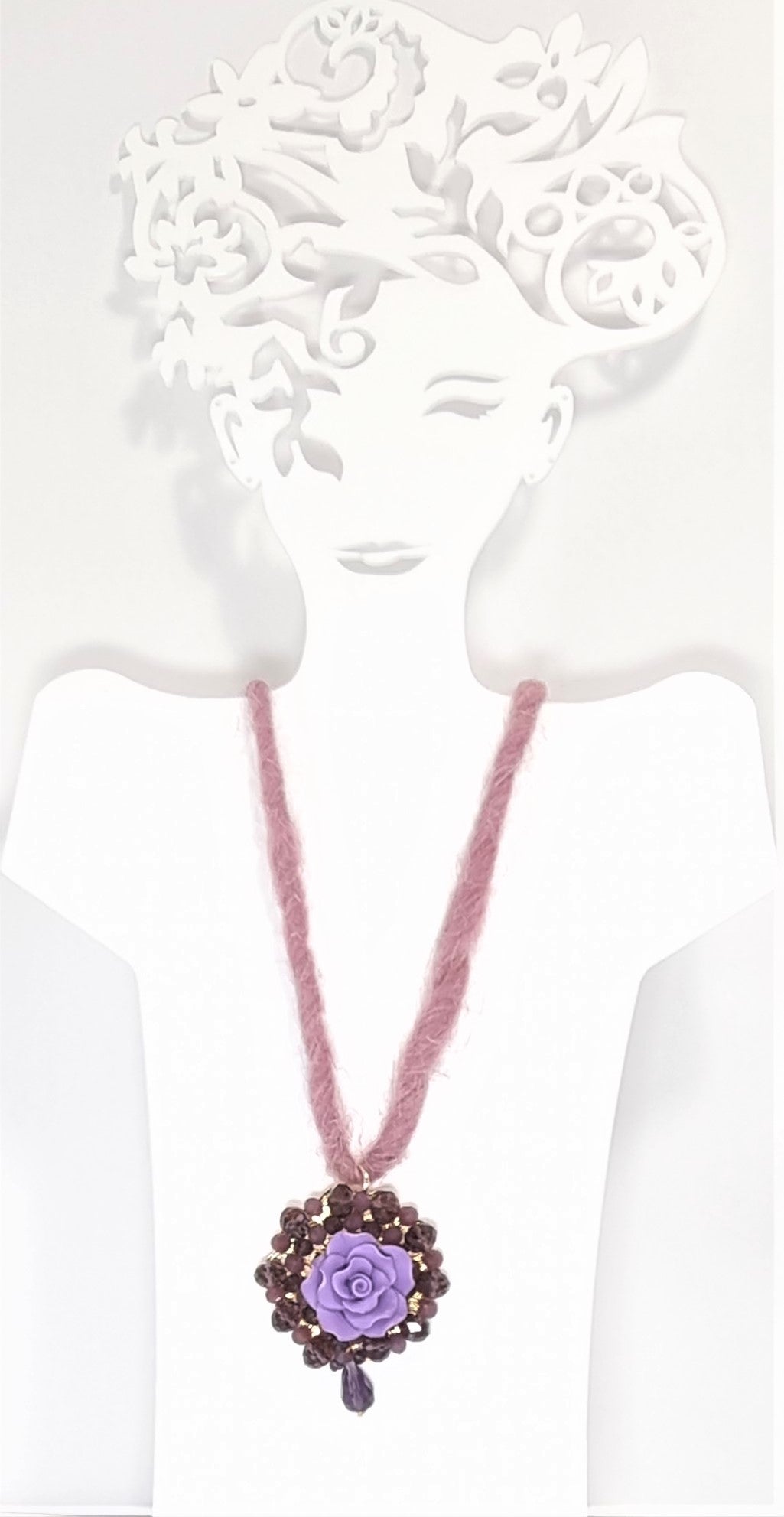 Collana LE ROSE .016 un filo morbido di lana rosa cipria, ciondolo resina fiore e cristalli.