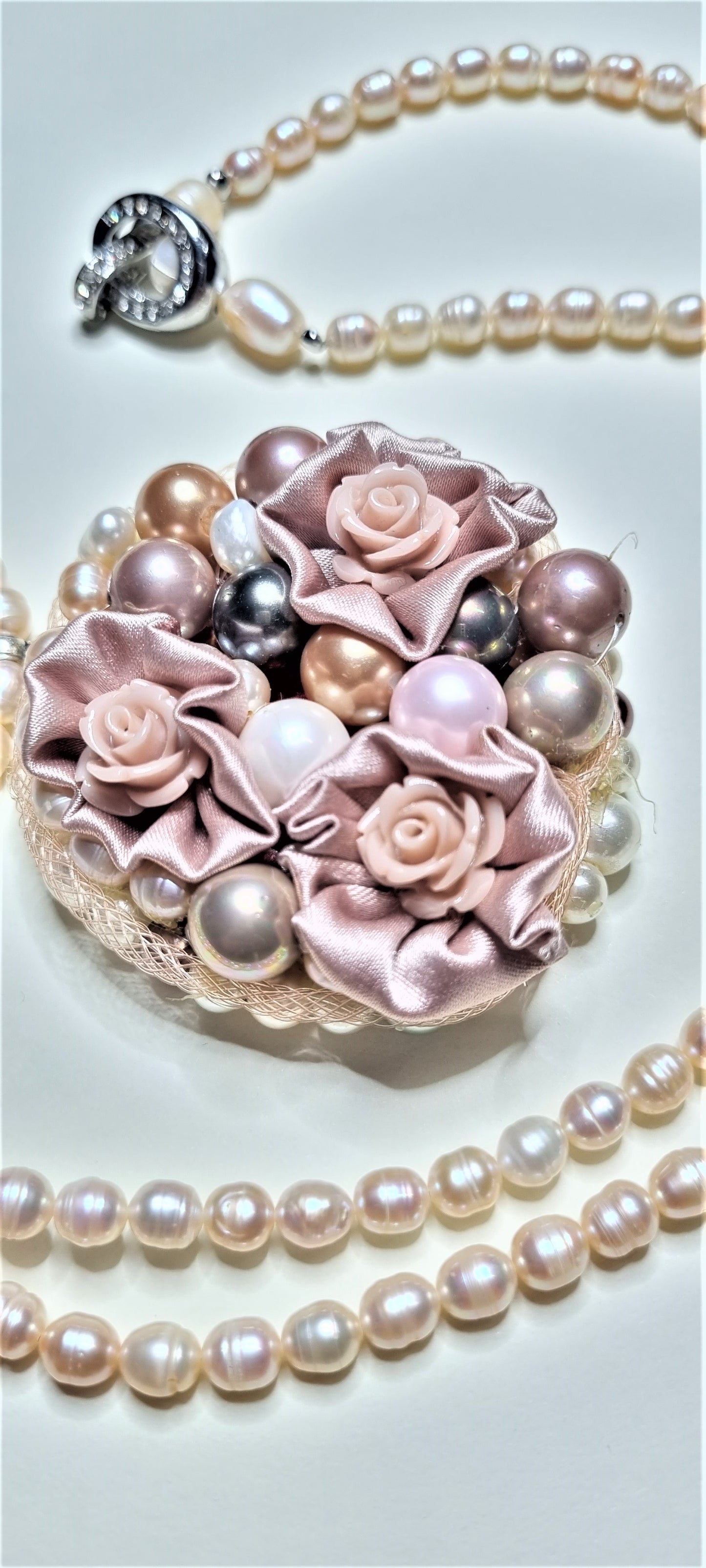 Collana LE ROSE .018 lunga, perline avorio con prezioso ciondolo con perle e rose.
