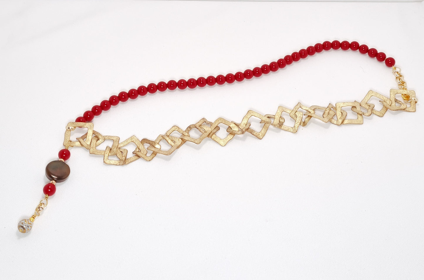 Collana I ROSSI .036 perle rosse, catena zama, piccolo ciondolo pietra verde.