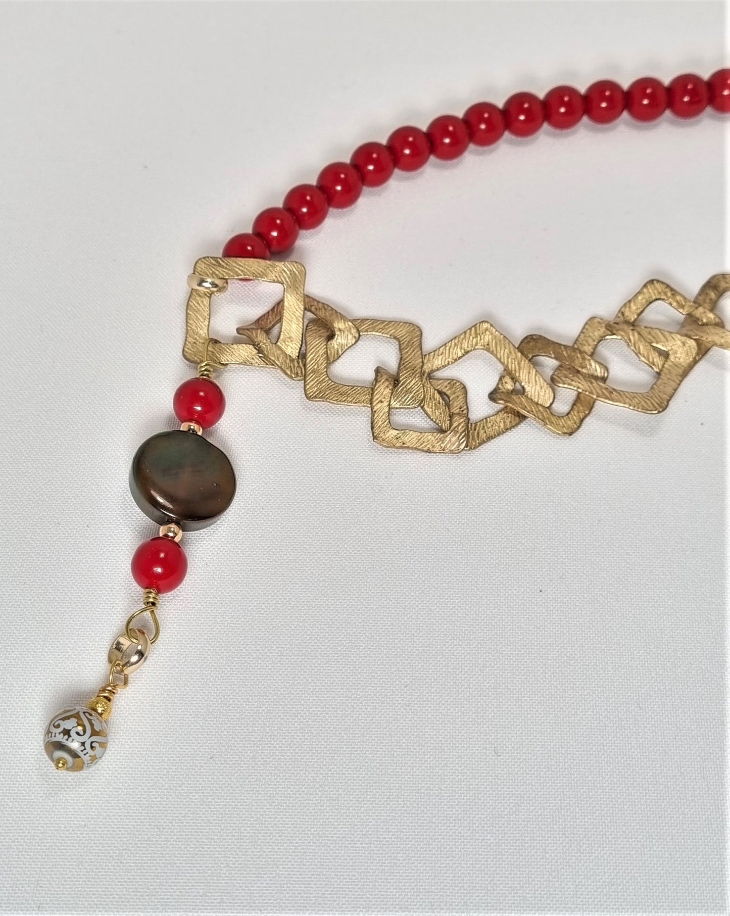 Collana I ROSSI .036 perle rosse, catena zama, piccolo ciondolo pietra verde.