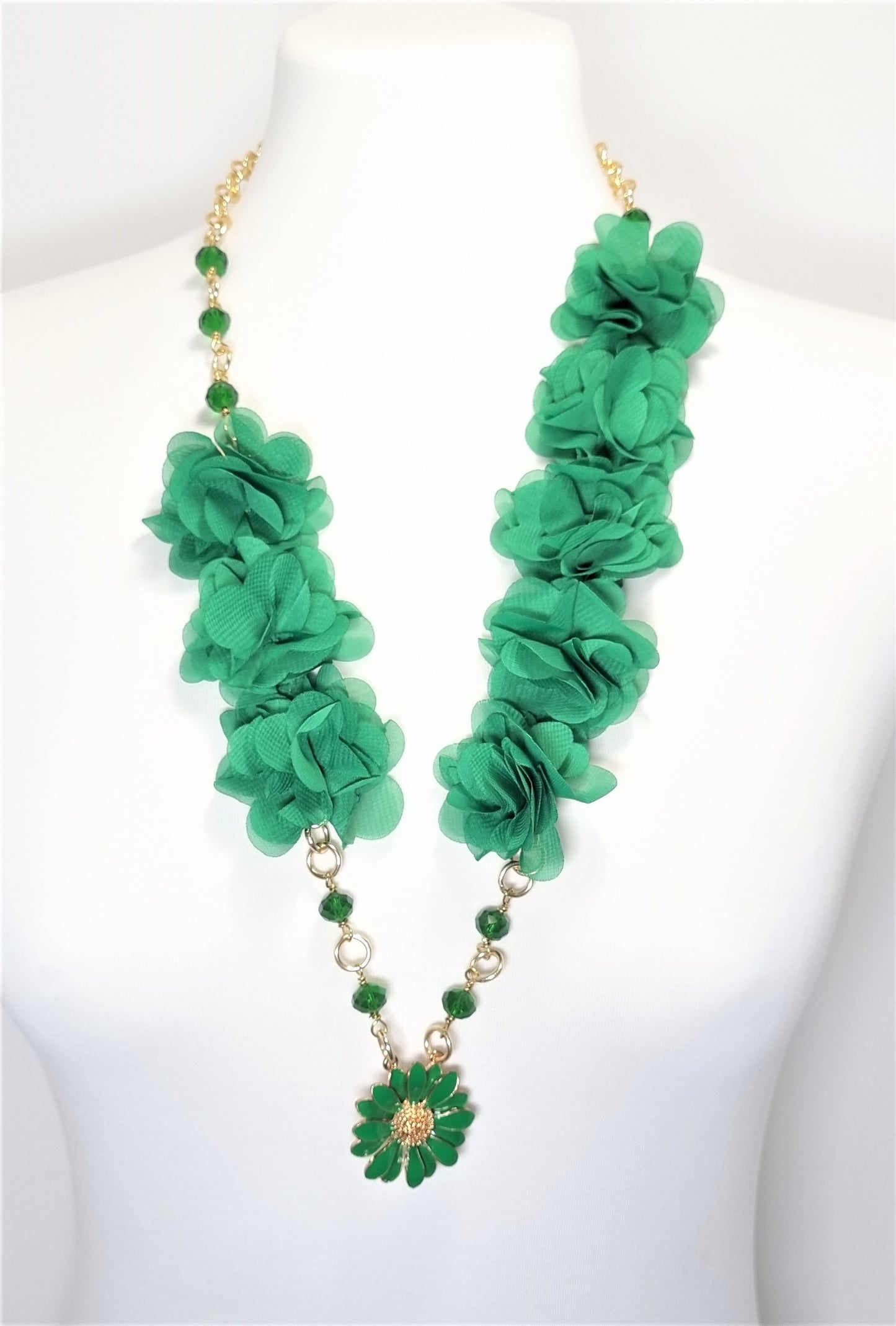Collana LE ROSE .021 verde smeraldo, fiori tessuto e smalto con cristalli e metallo dorato.