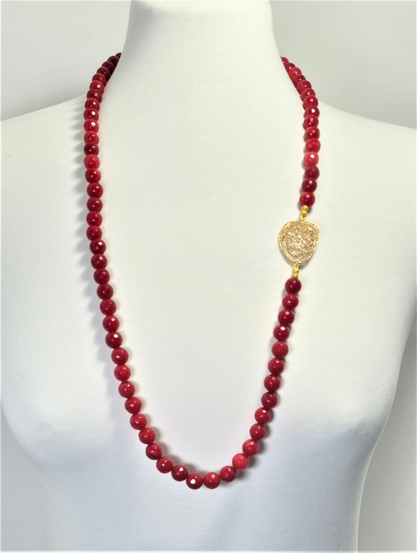 Collana I ROSSI .040 filo perle sfaccettate diaspro rosso elemento metallo dorato e strass.