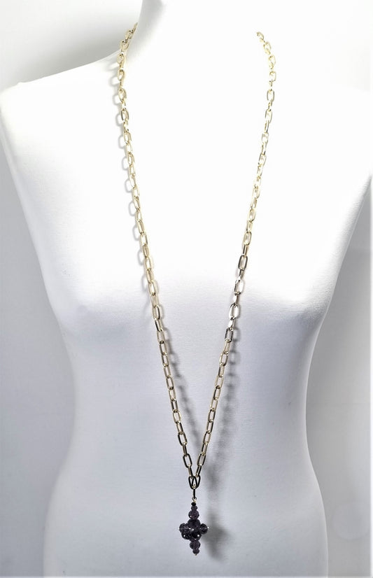 Collana I CRISTALLI .105 una catena metallo dorato ciondolo cristalli viola.