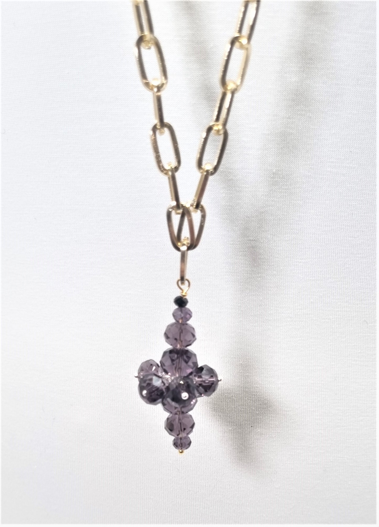 Collana I CRISTALLI .105 una catena metallo dorato ciondolo cristalli viola.