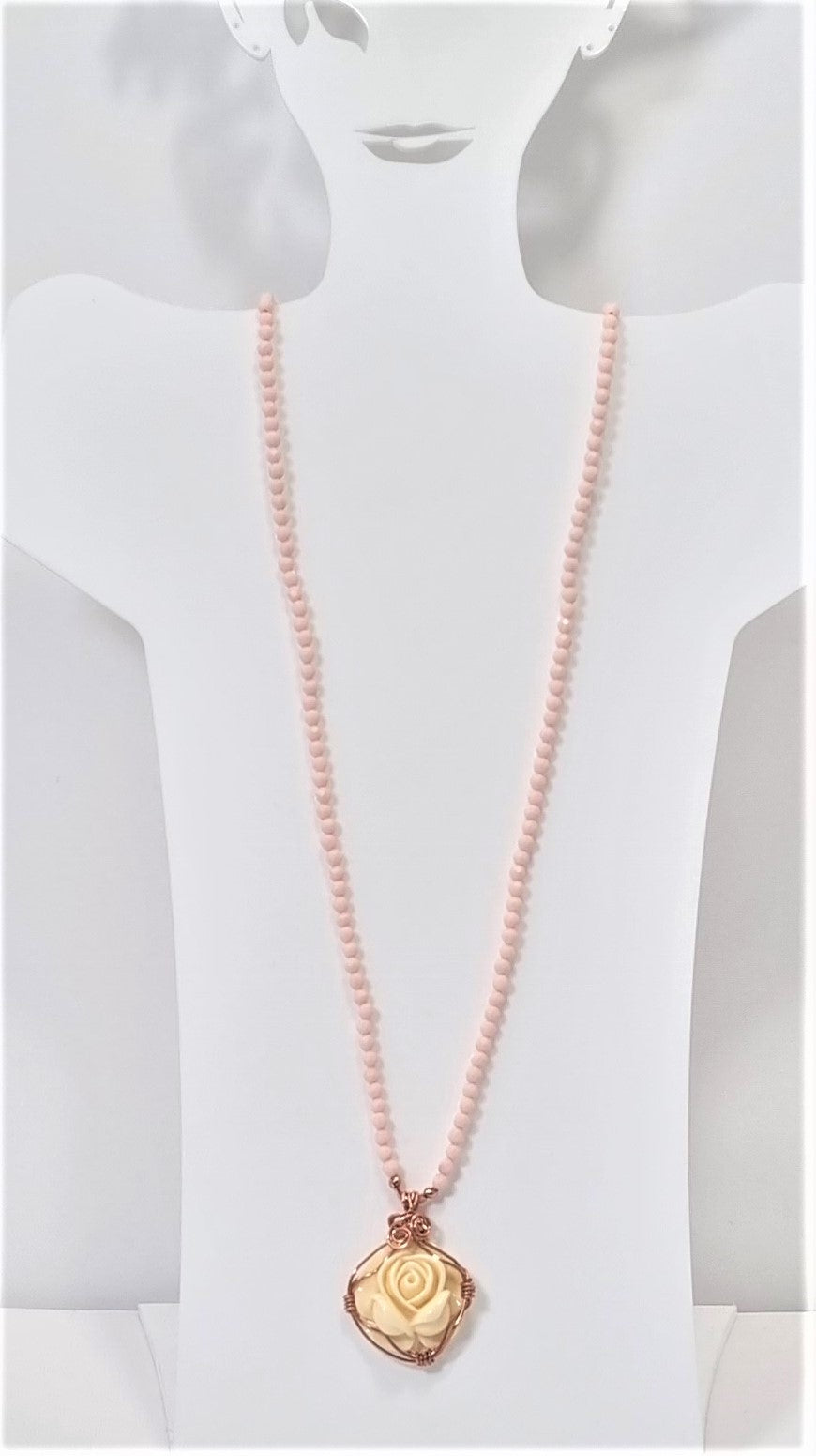 Collana LE PIETRE .086,  perline pietra rosa sfaccettato ciondolo rosa bianca castone rame.