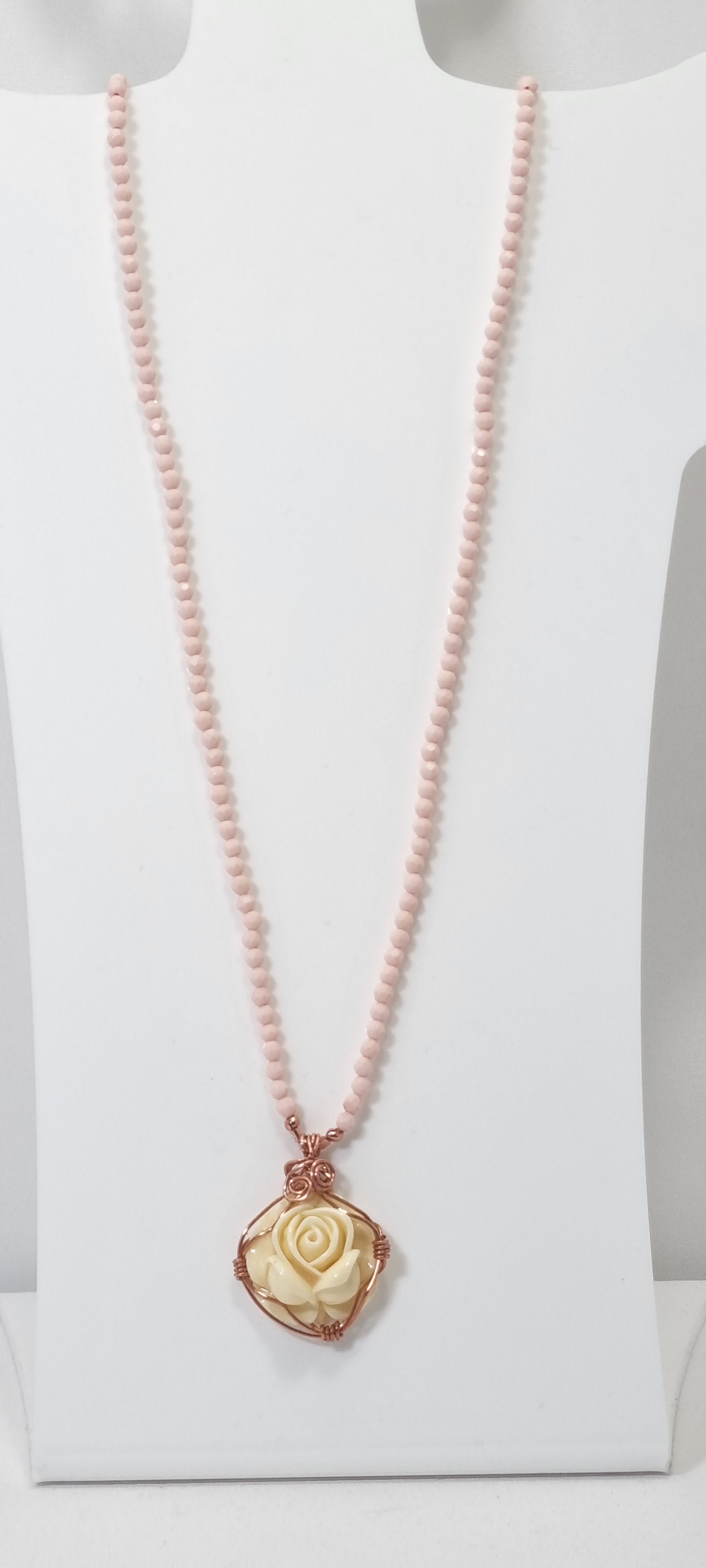 Collana LE PIETRE .086,  perline pietra rosa sfaccettato ciondolo rosa bianca castone rame.