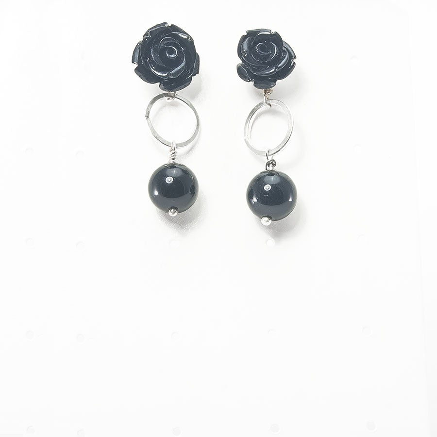 Orecchini Le Rose .003 rosa resina nera e perla