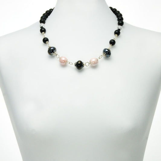 Collana LE PIETRE .020,  perle in onice sfaccettato e centrale in perle rosa e nere.