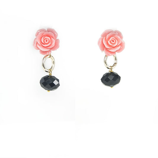 Orecchini Le Rose .001 rosa in resina, cristallo nero.