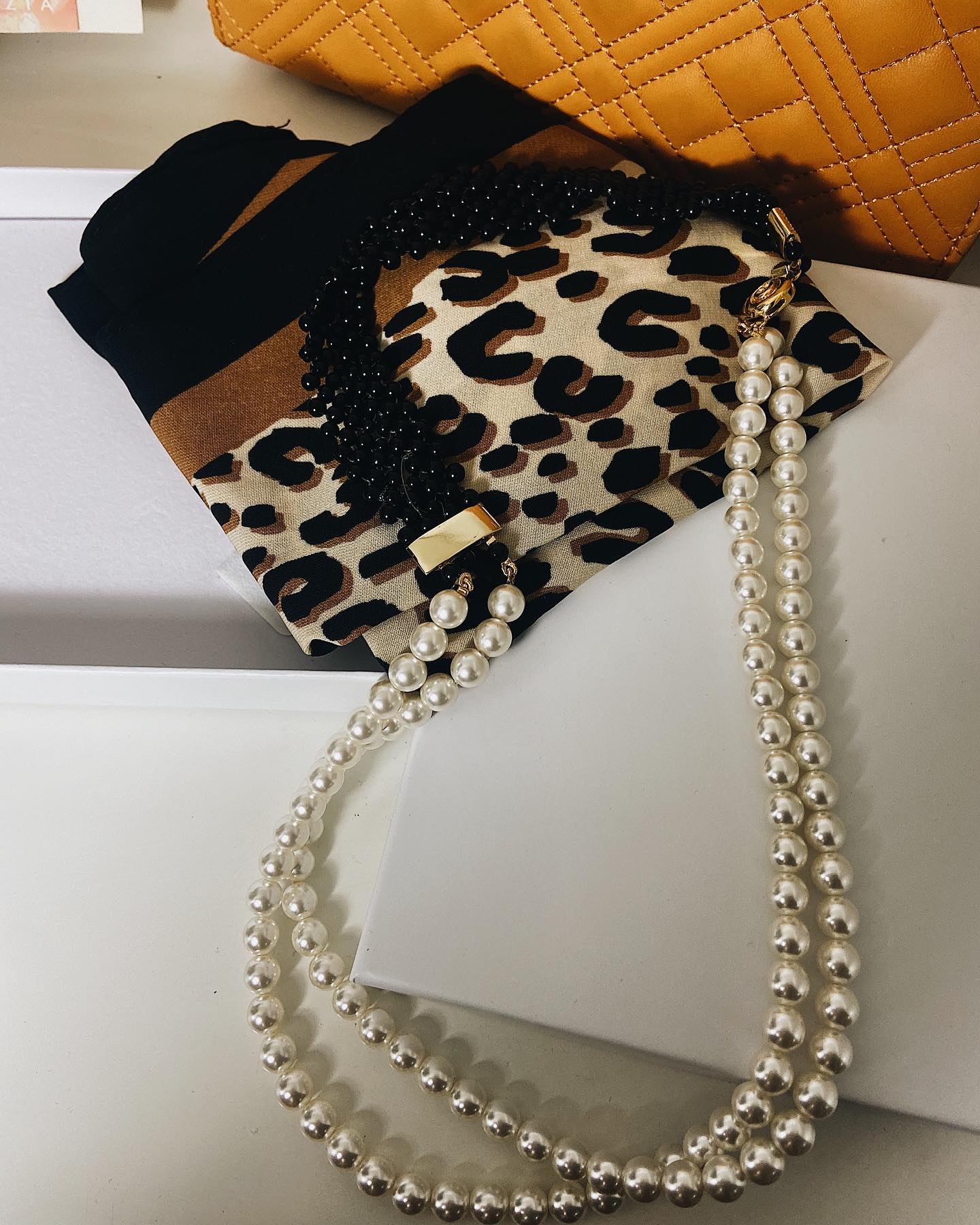 LUXURY Collana .001 perle e intrecci di perline onice con distanziatori dorati  e strass.
