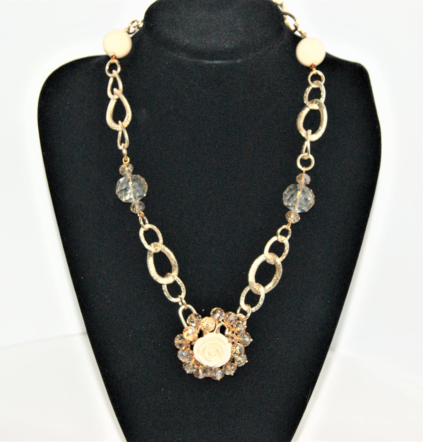 Collana LE ROSE .002 catena dorata, cristalli, perle, ciondolo cristalli e rosa avorio.