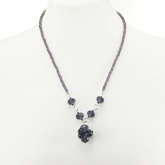 Collana I CRISTALLI .009,  piccoli cristalli viola maglie metalliche e ciondolo con cristalli montato a grappolo.