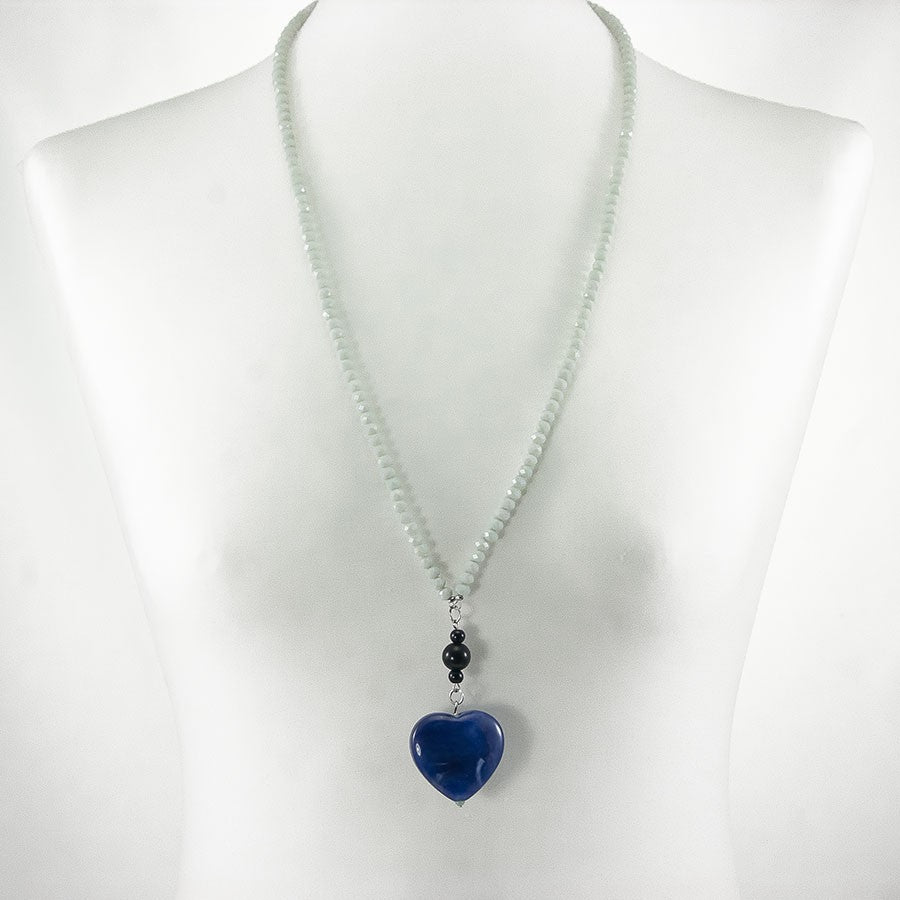 Collana AMORE .014  cristalli azzurri, ciondolo cuore resina blu.