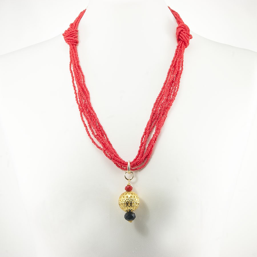 Collana I ROSSI .008, fili di rocaille rosso ciliegia con ciondolo dorato e cristalli.