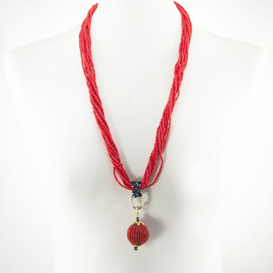 Collana I ROSSI .009, fili di rocailles rosso ciliegia con elemento  separatore cristalli ematite nera e ciondolo rosso.