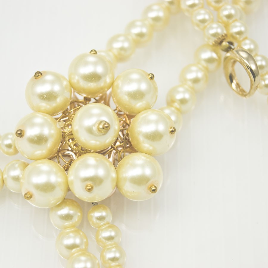 Collana GARBO il vintage .005, perle sintetiche avorio, elemento centrale a fiore , Anni '20.