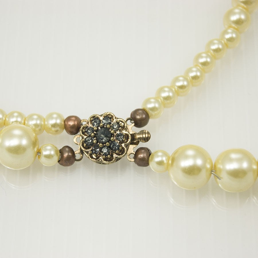 Collana GARBO il vintage .006, perle sintetiche colore avorio, chiusura a fiore con strass, Anni '20.