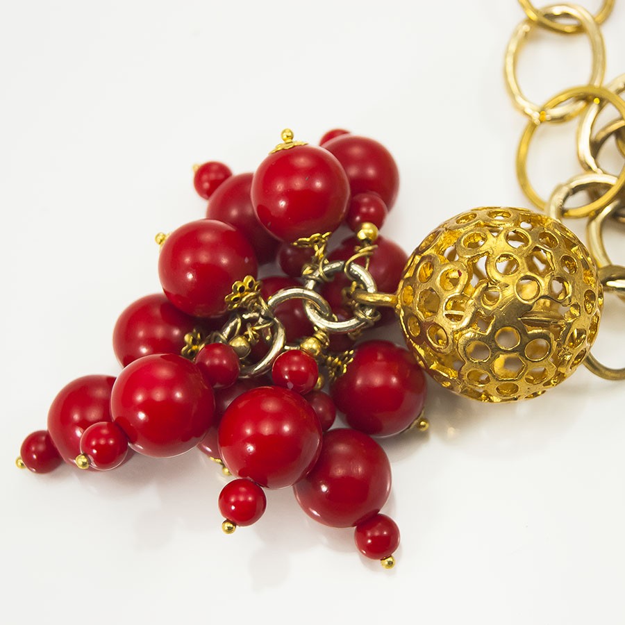 Collana I ROSSI .006 lungo filo di maglie metallo dorato con ciondolo di perle sintetiche rosse.