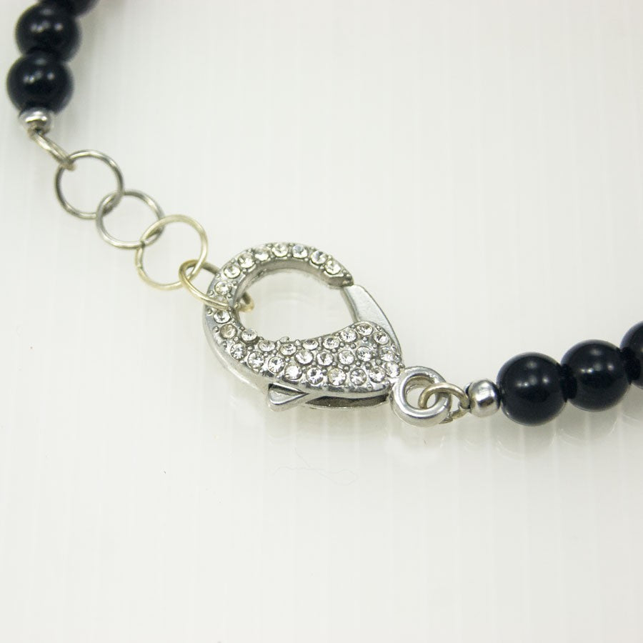 Collana LE ROSE .004, filo di perle onice e centrale resina perle, rete nera e cristalli.