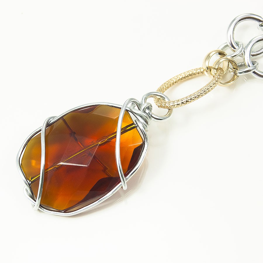 Collana ZELDA .009 lunga, maglie, cristalli e pendente color ambra incastonati.