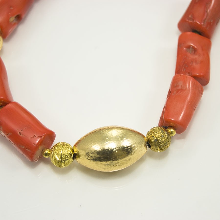Collana LE PIETRE .018 elementi dorati inseriti tra perle a tubo in corallo rosa.