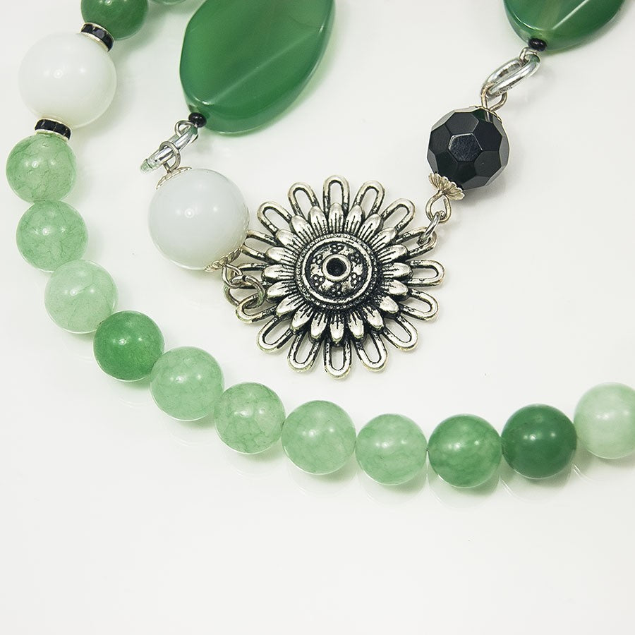 Collana LE PIETRE .023, perle di avventurina, onice e fiori metallo, colore verde.