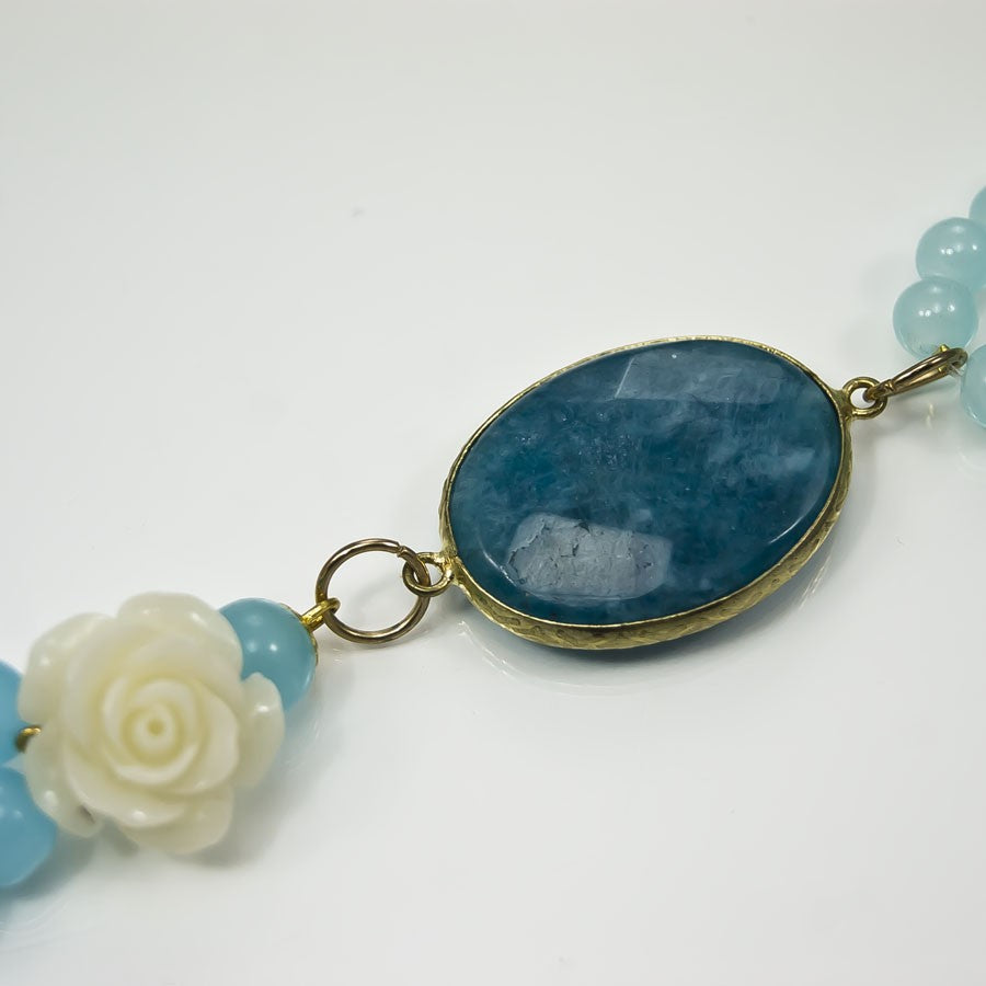 Collana SOPHIA i colori .003  azzurro e rose, perle amazzonite vari nuances, pietra, rose in resina.