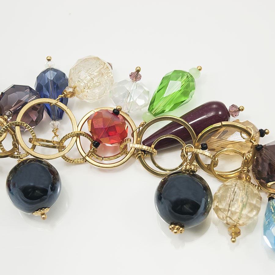 Collana I CRISTALLI .099,  anelli dorati varie misure con cristalli multicolori e multiformi sospesi.
