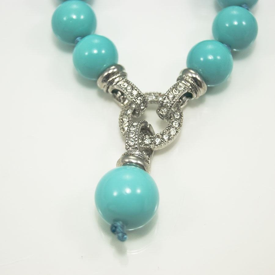 Collana SOPHIA i colori .010,  perle montate filo seta con nodo, chiusura strass a gancio e perla a ciondolo.