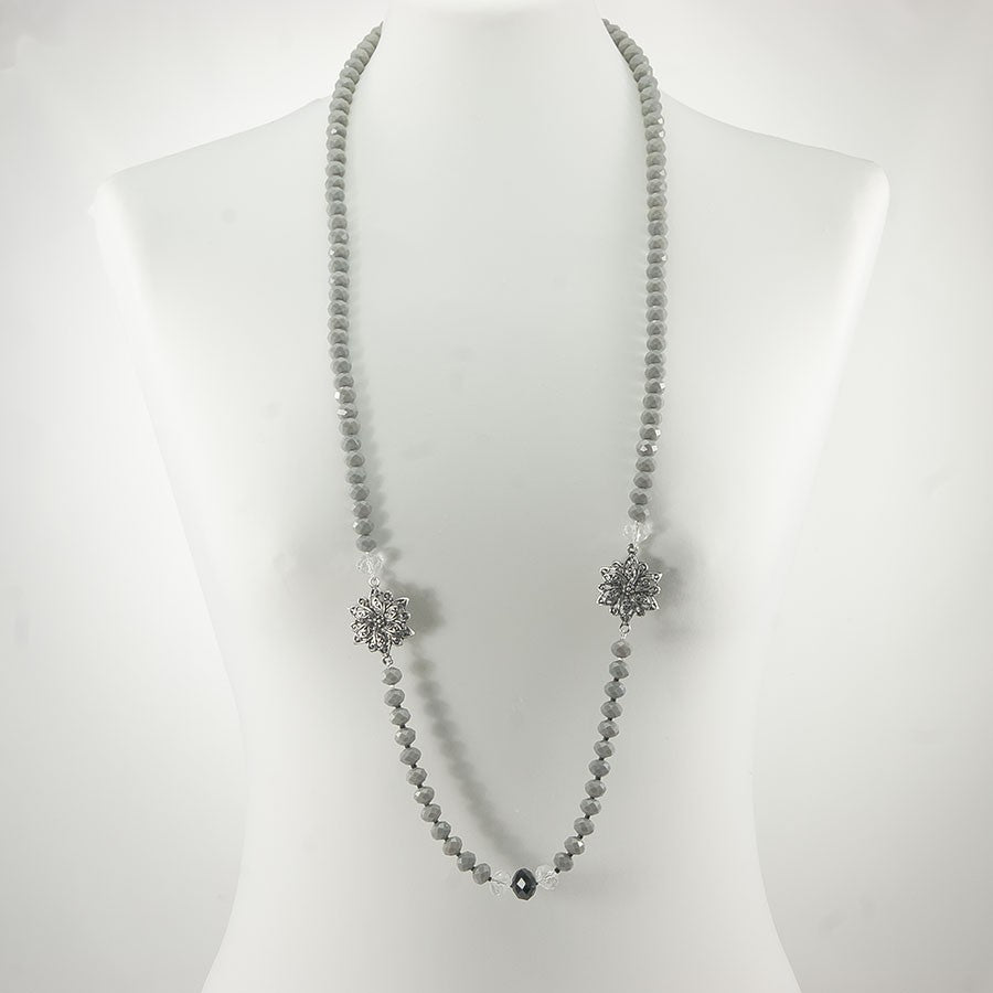 Collana I CRISTALLI .030, cristalli grigi neri e trasparenti e separatori a fiore in metallo
