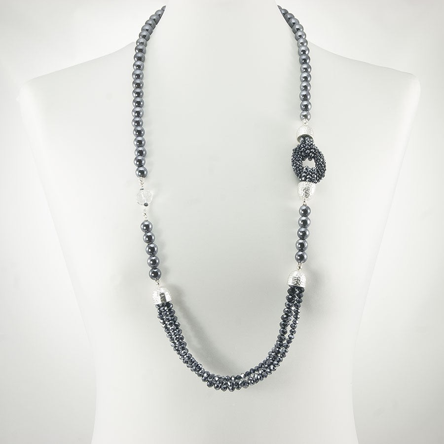 Collana ZELDA .016 lunga, perle, elementi in cristallo blu-nero e metallo.