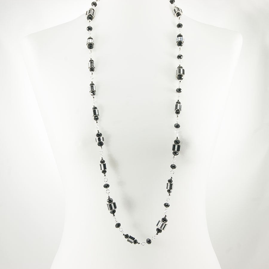 Collana ZELDA 020, lunga con elementi in resina, metallo e cristalli, toni nero e grigio.