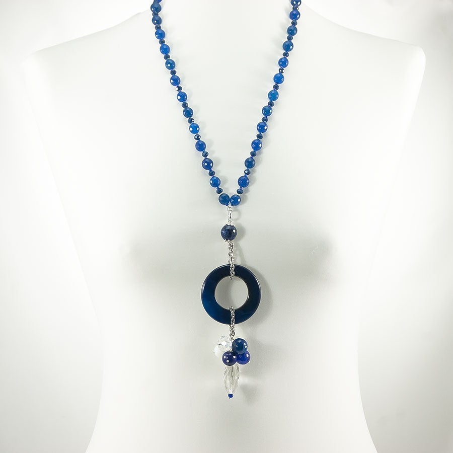 Collana LE PIETRE .028, cristalli, perle agata blu, pendente con grande perla lapislazzulo.